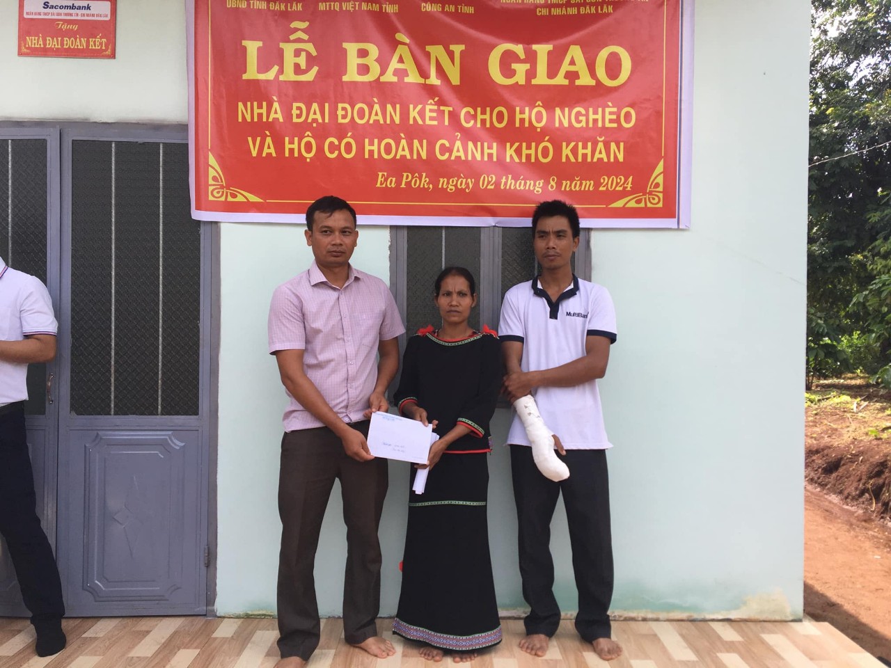 BÀN GIAO NHÀ “ĐẠI ĐOÀN KẾT” CHO GIA ĐÌNH ANH Y KEM MLÔ BUÔN EA SÚT THỊ TRẤN EA PỐK